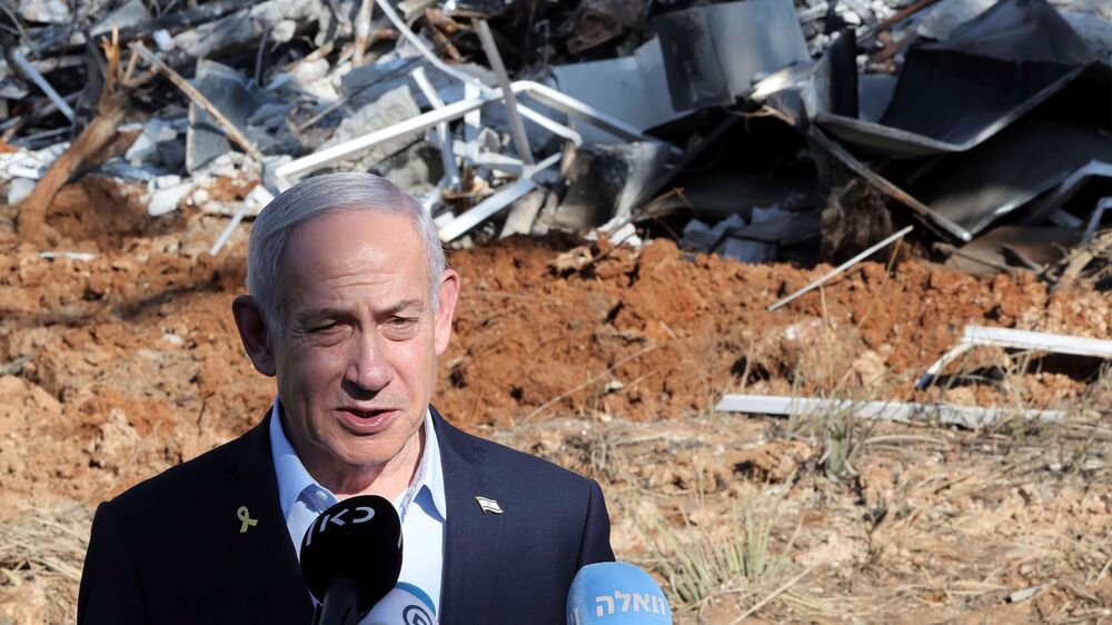 Benjamin Netanyahu discursa perante os media num local de destruição