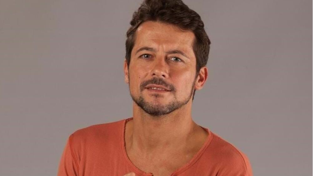 Retrato de Ricardo Pereira com camisa laranja