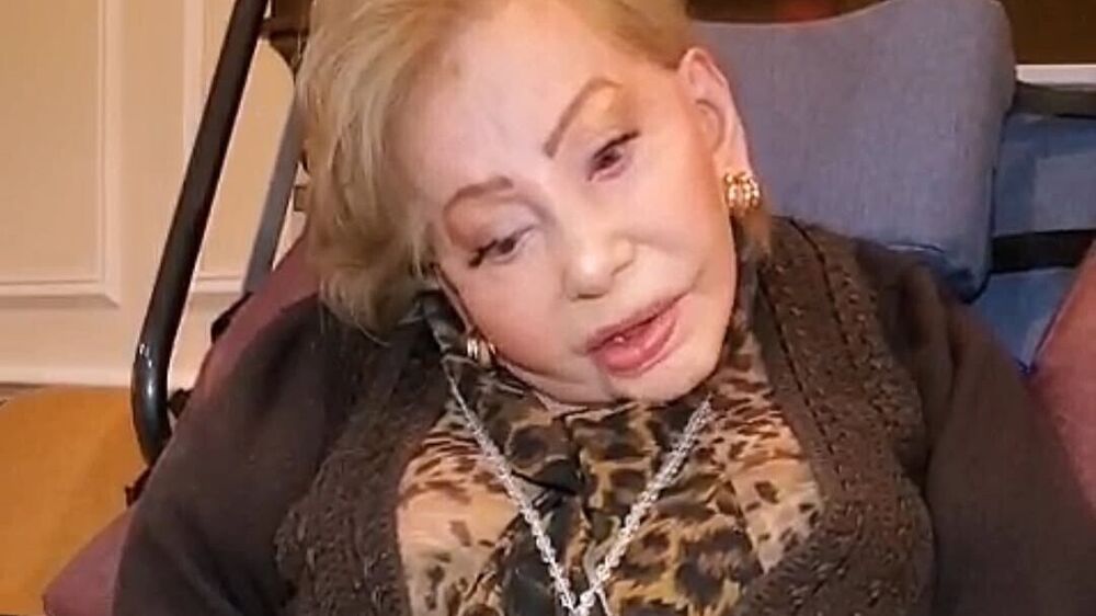 Mulher surge com colar de cruz