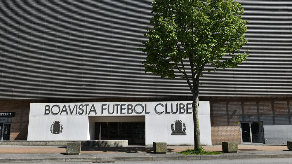 Fachada do Boavista Futebol Clube com árvore
