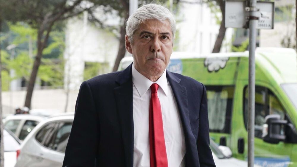 José Sócrates surge em público com fato escuro e gravata vermelha