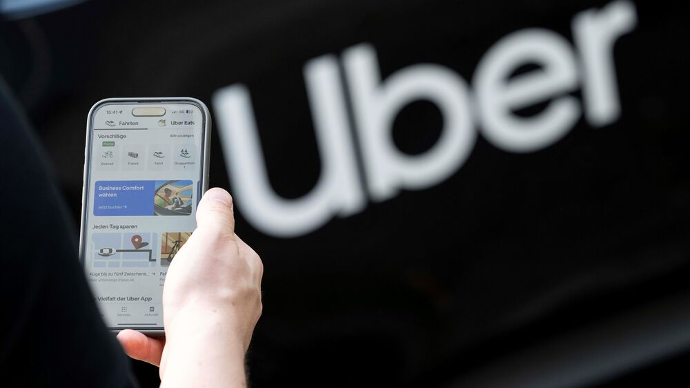 Uma pessoa usa a aplicação Uber para pedir transporte ou comida