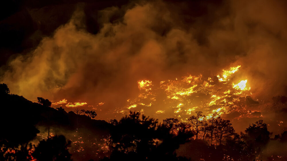 Incêndio em Creta força a retirada de residentes e turistas