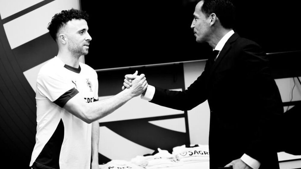 Diogo Jota homenageado pelo Presidente da FPF, Fernando Gomes.
