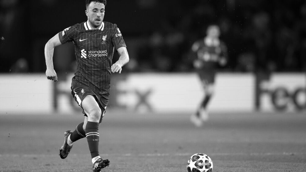 Futebolista do Liverpool em campo durante um jogo