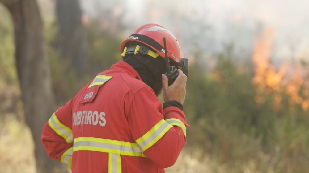 Bombeiro comunica durante combate a incêndio