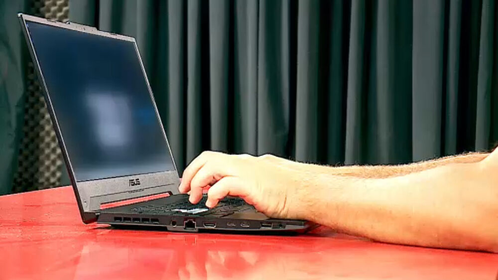 Pessoa trabalha num computador portátil da Asus
