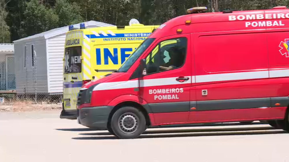 Ambulâncias dos Bombeiros de Pombal e do INEM estacionadas lado a lado