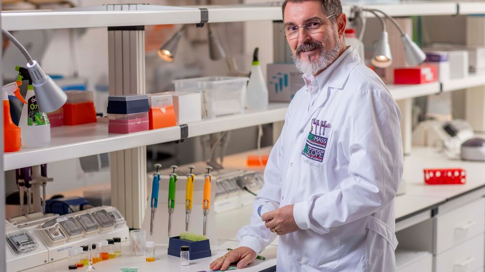 Cientista realiza investigação laboratorial em espaço equipado com materiais de análise