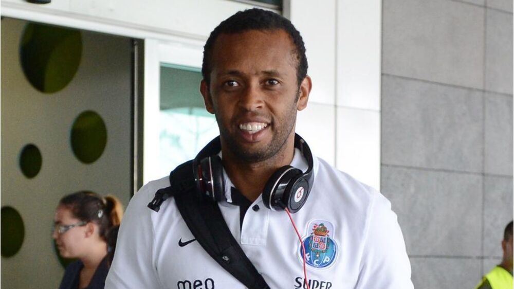 Jogador do FC Porto com auscultadores e equipamento do clube
