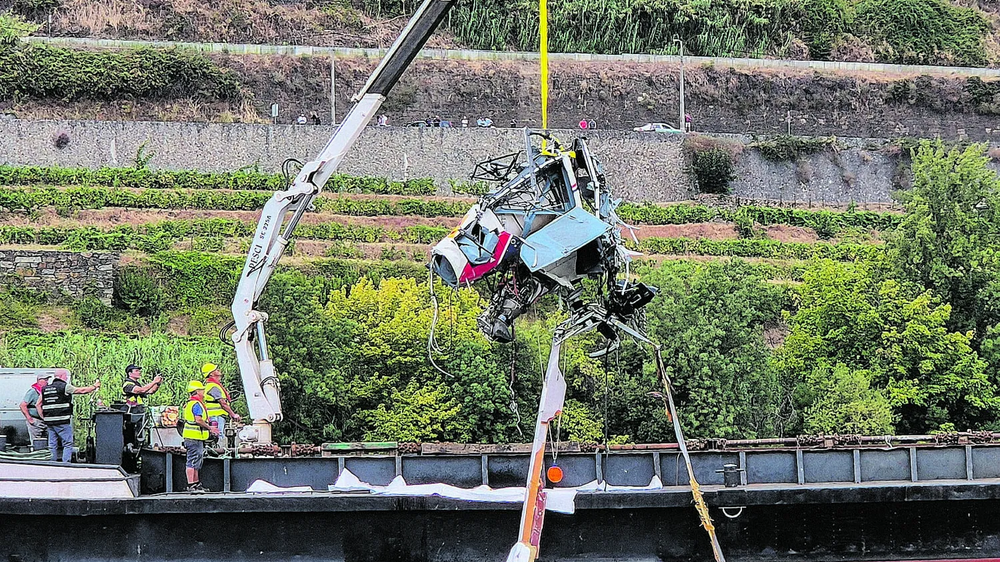 Resgate de destroços de helicóptero com grua, junto ao rio Douro