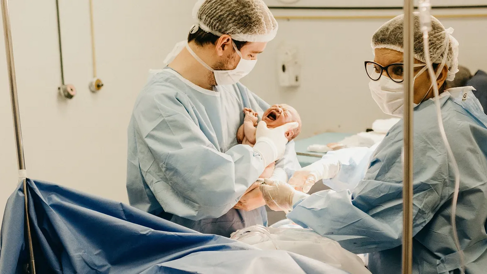 Equipa médica realiza parto num hospital com sucesso