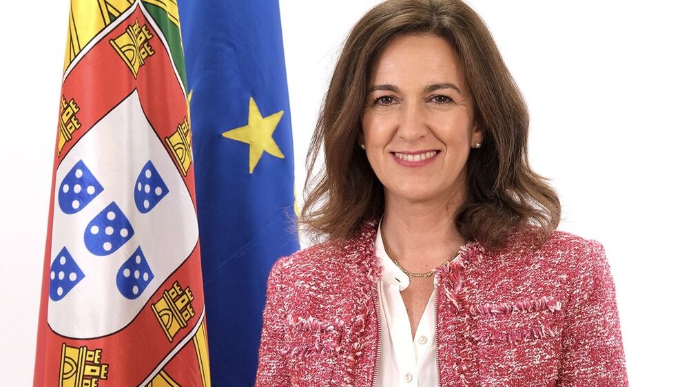 Retrato de Mariana Vieira da Silva com as bandeiras de Portugal e da União Europeia