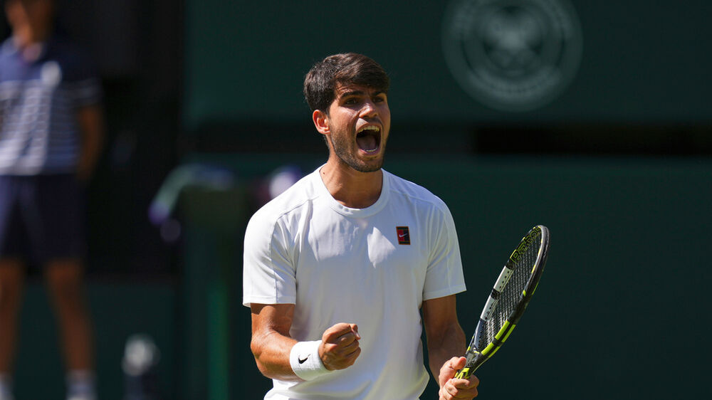 Carlos Alcaraz celebra um ponto durante um jogo de ténis em Wimbledon