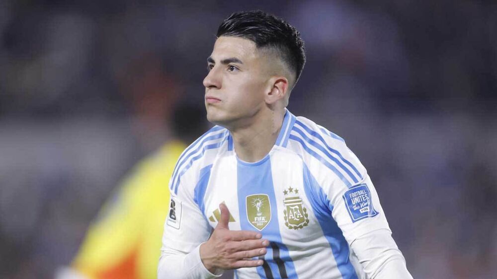 Jogador da Argentina com a mão no peito durante jogo