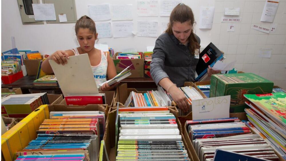 Começa a distribuição de vouchers para manuais escolares gratuitos