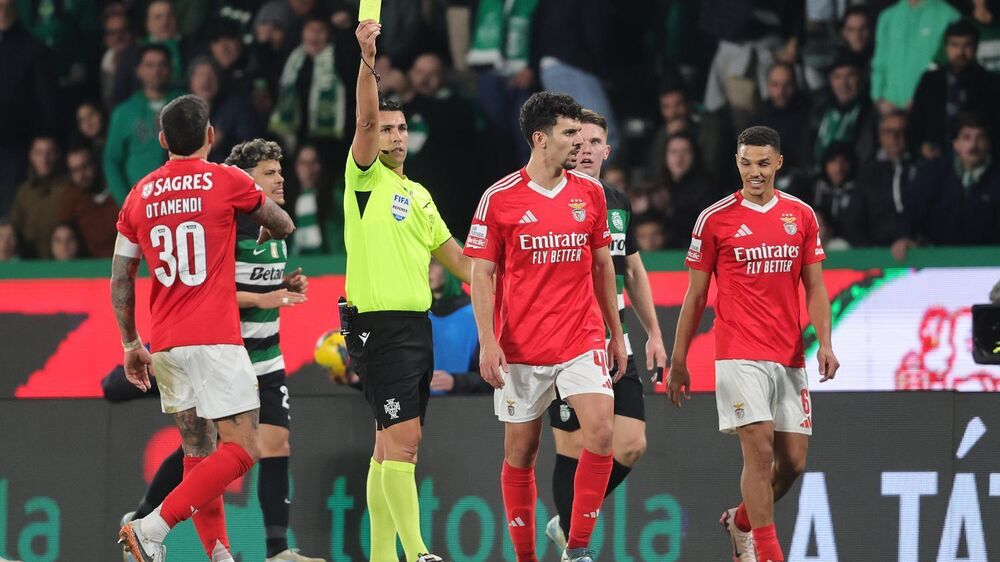 Fábio Veríssimo mostra cartão amarelo no Sporting-Benfica