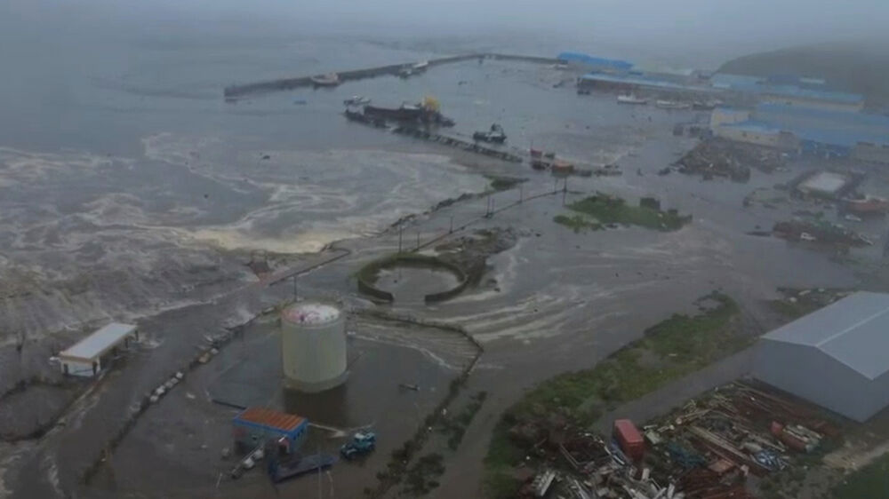 Consequências do tsunami que atingiu a zona costeira de Severo-Kurilsk, na ilha de Paramushir, nas Ilhas Curilas, Rússia