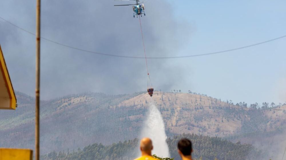 Helicóptero combate incêndio no Alto Minho após avaria