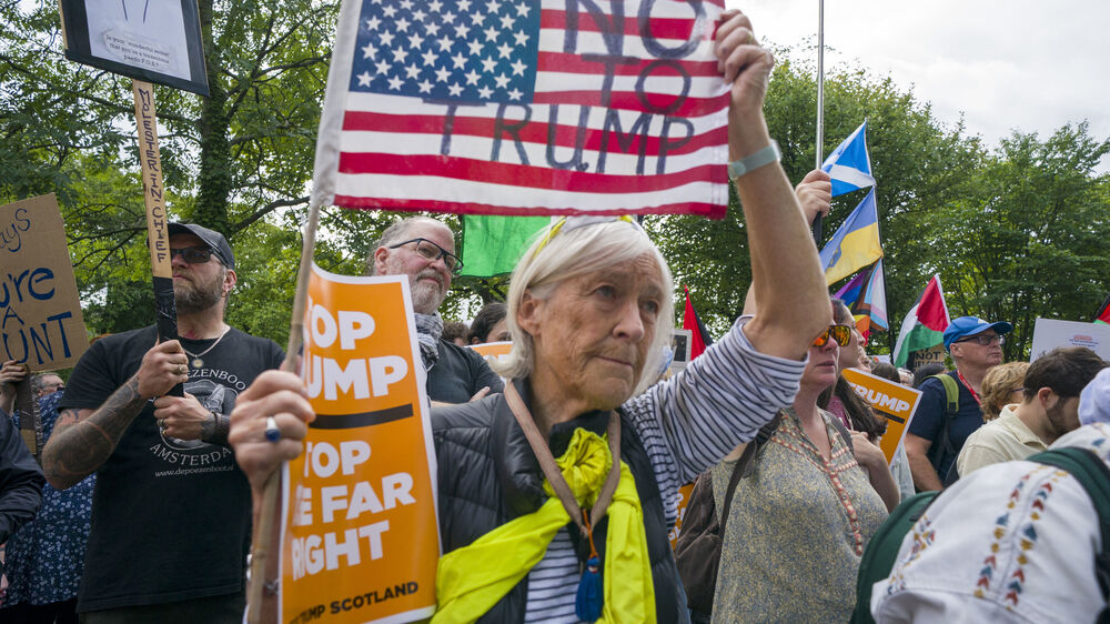 Protesto contra Trump reúne manifestantes com cartazes de protesto