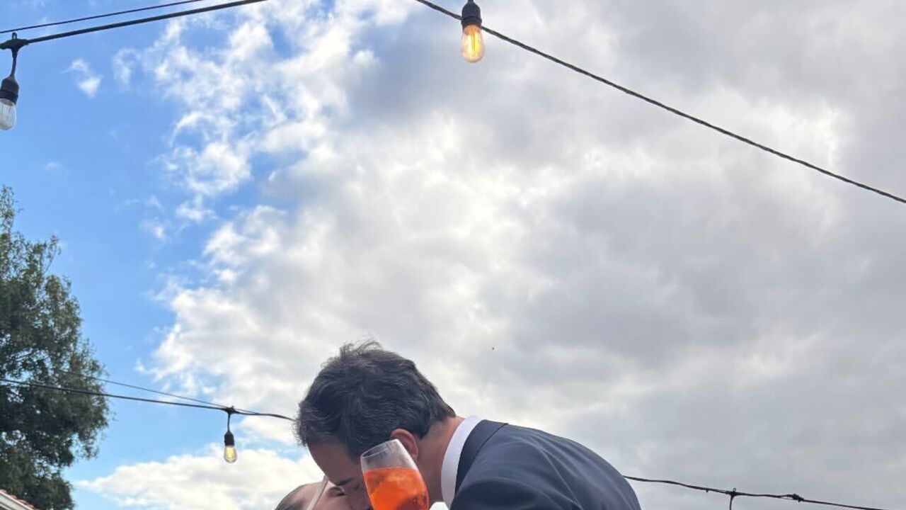 Casal celebra casamento com um beijo e um brinde