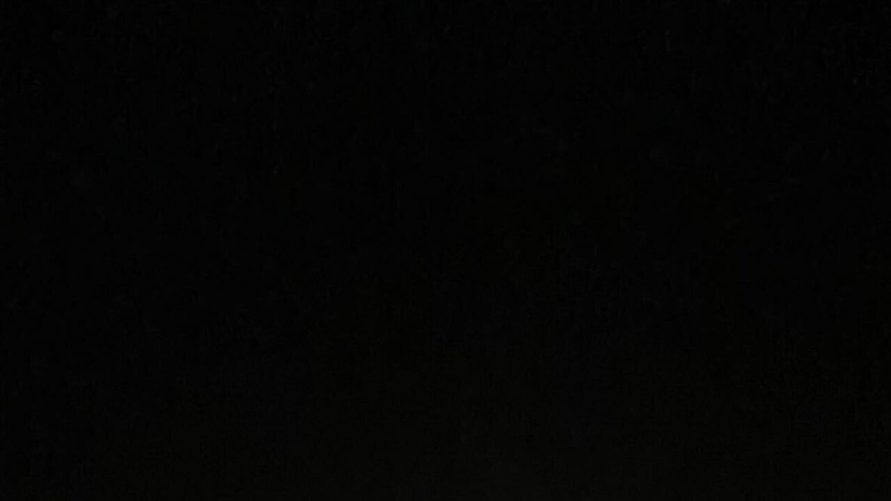 Casal celebra com champanhe junto à piscina e fogo de artifício