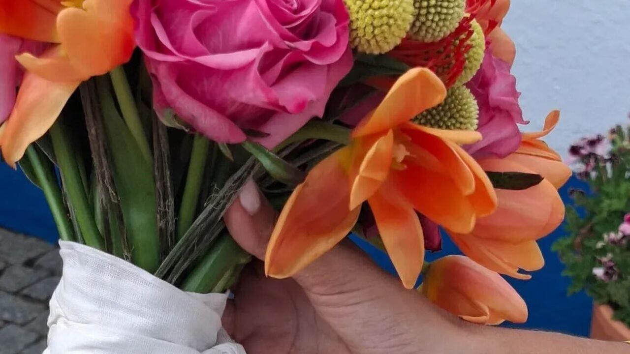 Buquê de flores com fita bordada: amanhã há mais!