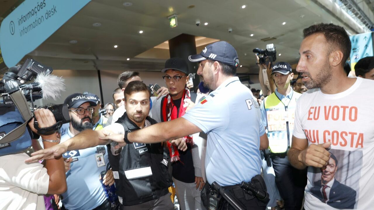 Dezenas benfiquistas e uma adepta do Palmeiras... a chorar: as imagens chegada de Richard Ríos a Lisboa