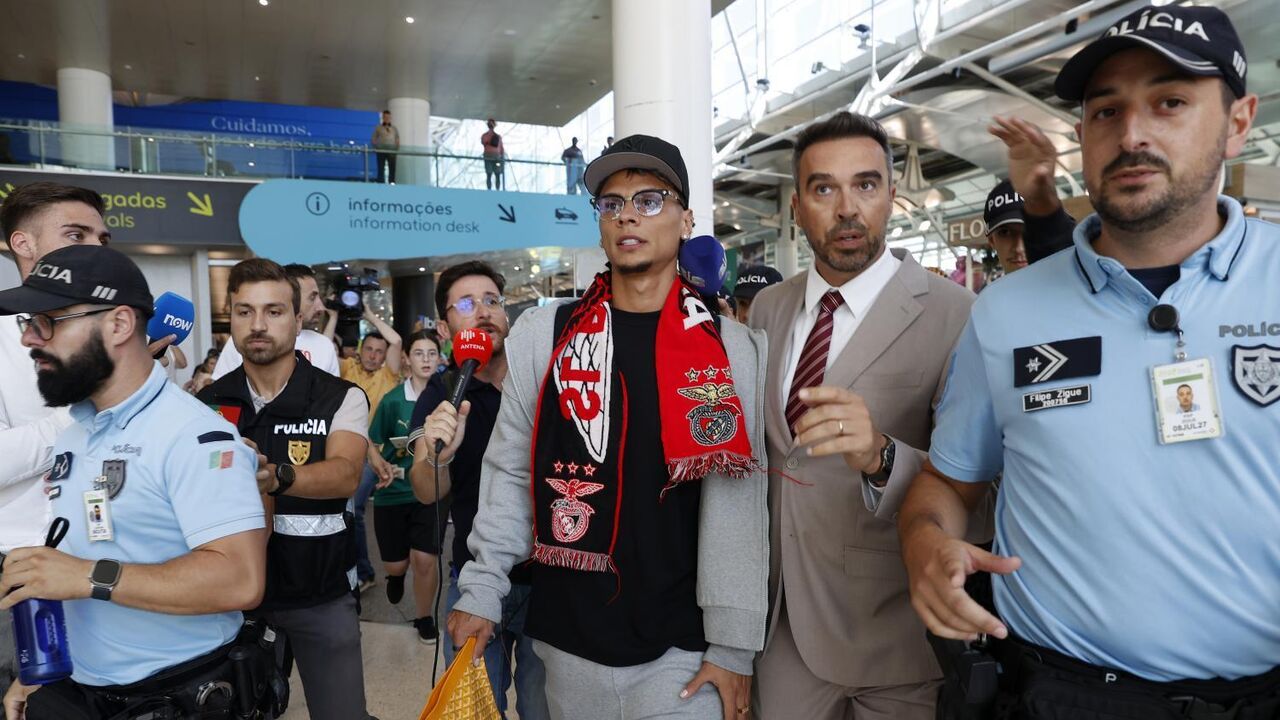 Dezenas benfiquistas e uma adepta do Palmeiras... a chorar: as imagens chegada de Richard Ríos a Lisboa