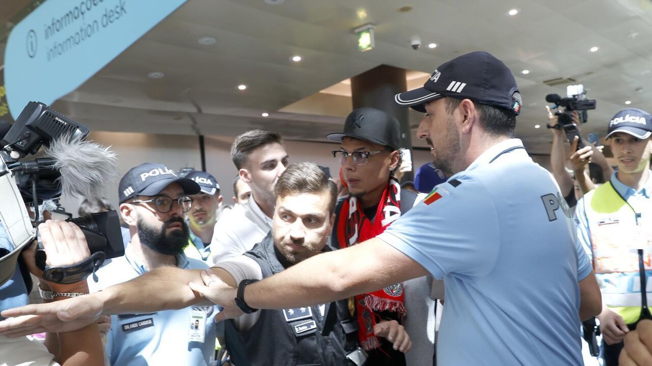 Dezenas benfiquistas e uma adepta do Palmeiras... a chorar: as imagens chegada de Richard Ríos a Lisboa