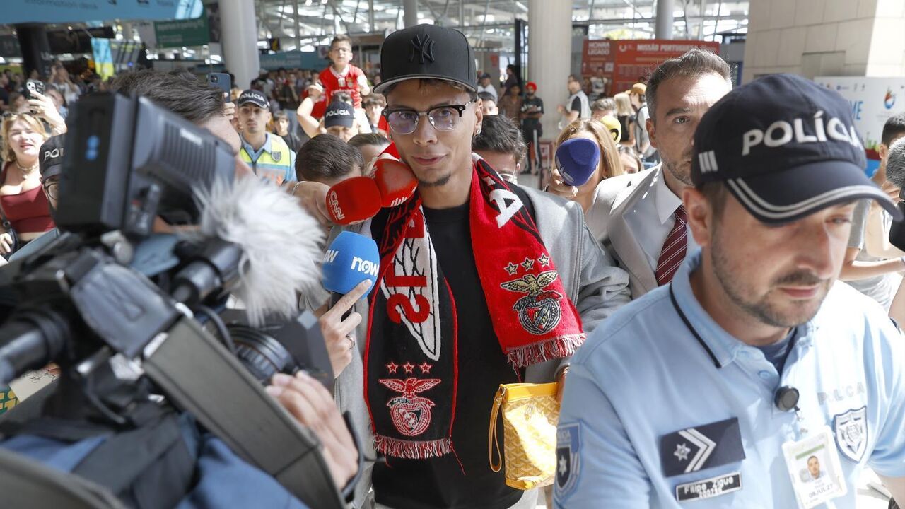 Dezenas benfiquistas e uma adepta do Palmeiras... a chorar: as imagens chegada de Richard Ríos a Lisboa