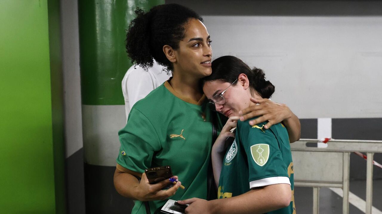 Dezenas benfiquistas e uma adepta do Palmeiras... a chorar: as imagens chegada de Richard Ríos a Lisboa