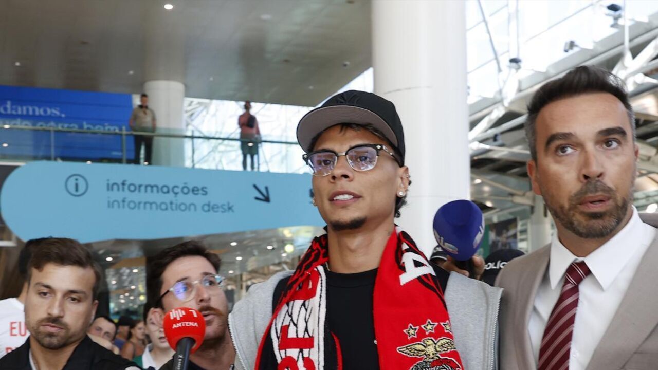 Dezenas benfiquistas e uma adepta do Palmeiras... a chorar: as imagens chegada de Richard Ríos a Lisboa