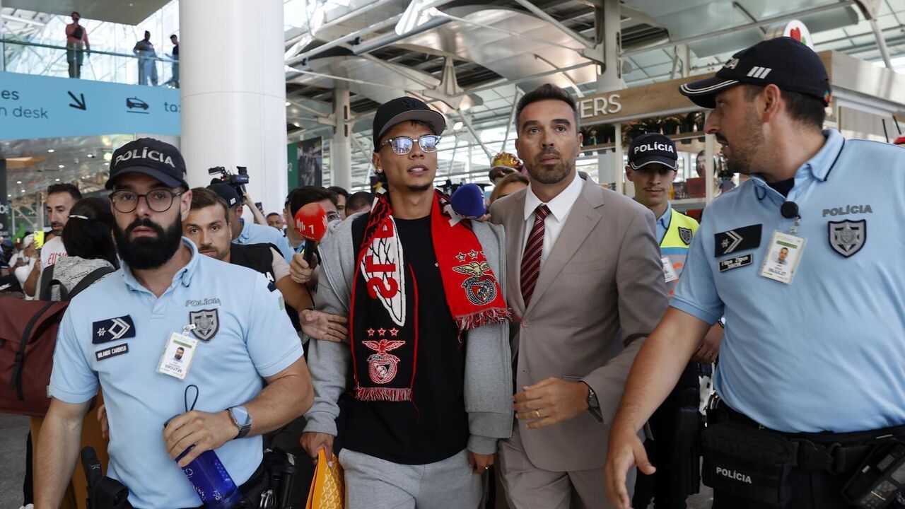 Dezenas benfiquistas e uma adepta do Palmeiras... a chorar: as imagens chegada de Richard Ríos a Lisboa