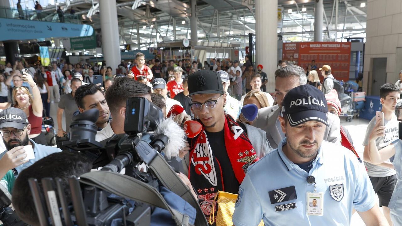 Dezenas benfiquistas e uma adepta do Palmeiras... a chorar: as imagens chegada de Richard Ríos a Lisboa