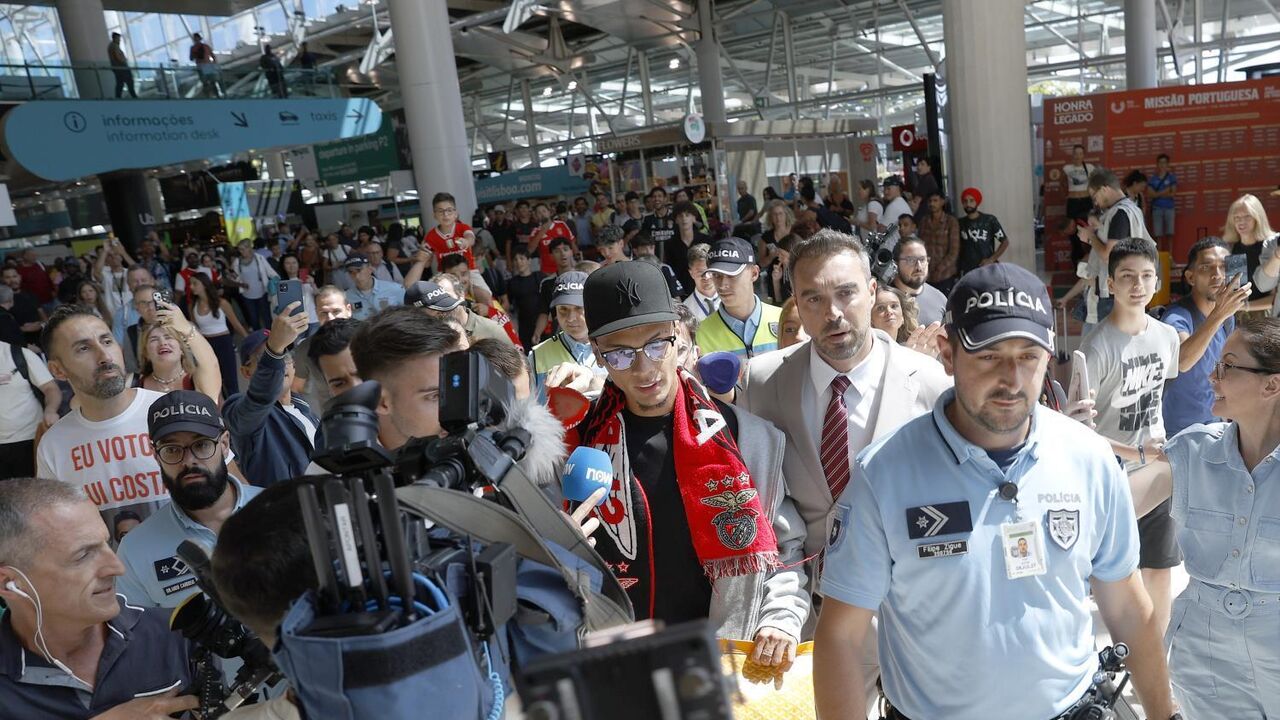 Dezenas benfiquistas e uma adepta do Palmeiras... a chorar: as imagens chegada de Richard Ríos a Lisboa