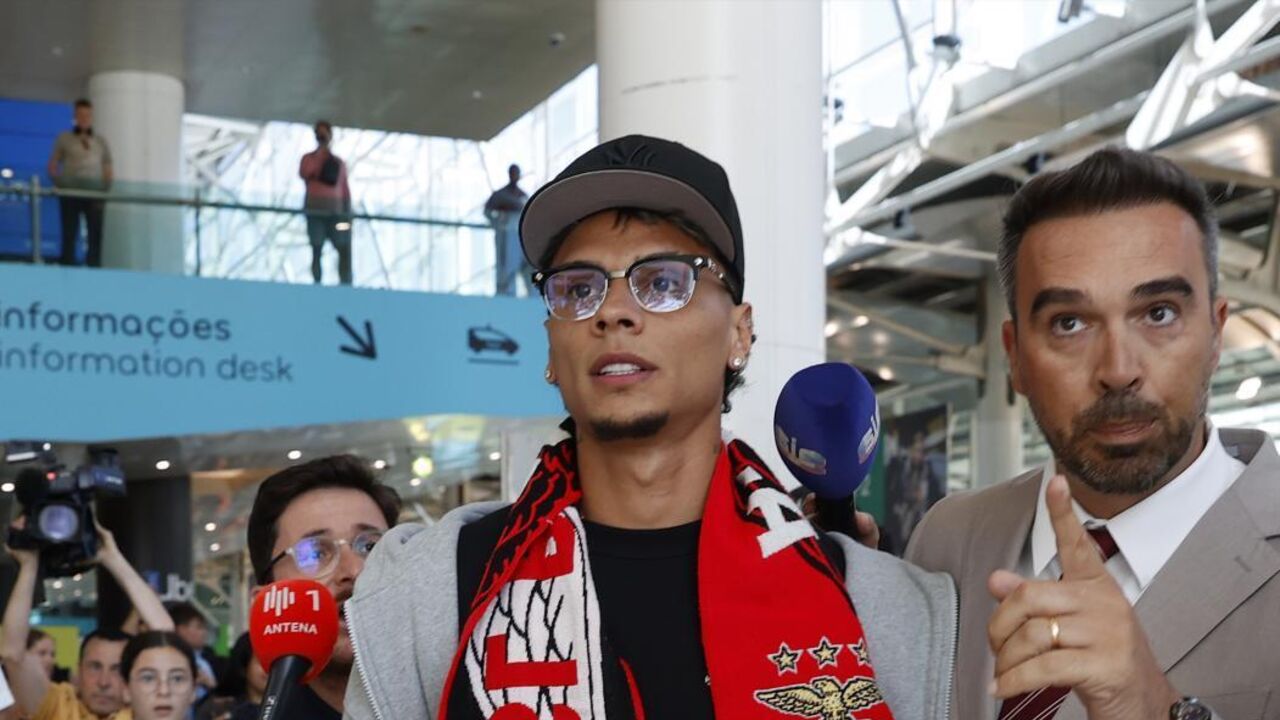 Dezenas benfiquistas e uma adepta do Palmeiras... a chorar: as imagens chegada de Richard Ríos a Lisboa
