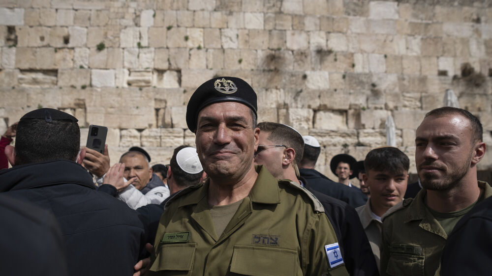 Militar israelita em frente ao Muro das Lamentações, em Jerusalém