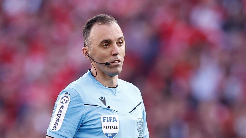 João Pinheiro arbitra o jogo Ferencvaros-Qarabag, na Liga dos Campeões