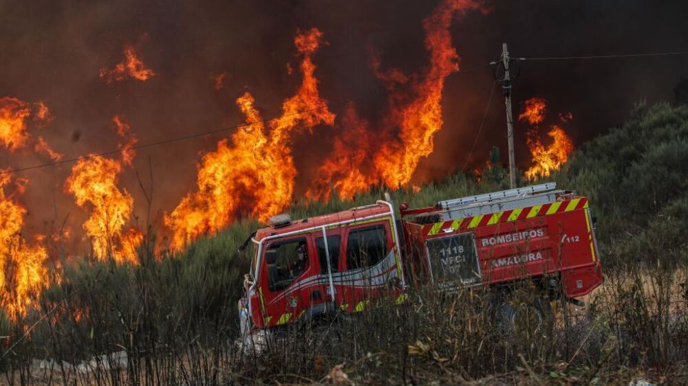 Bombeiros no combate às chamas