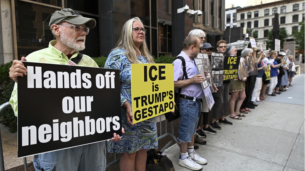Juíza federal dos EUA bloqueia deportações imediatas por contrariarem processo legal