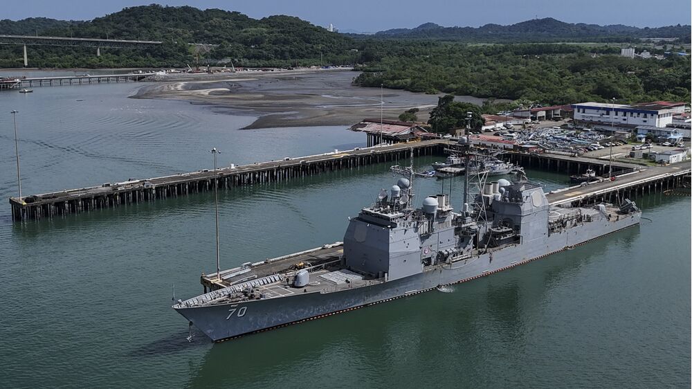 Navio de guerra dos EUA atravessa canal do Panamá em direção às Caraíbas