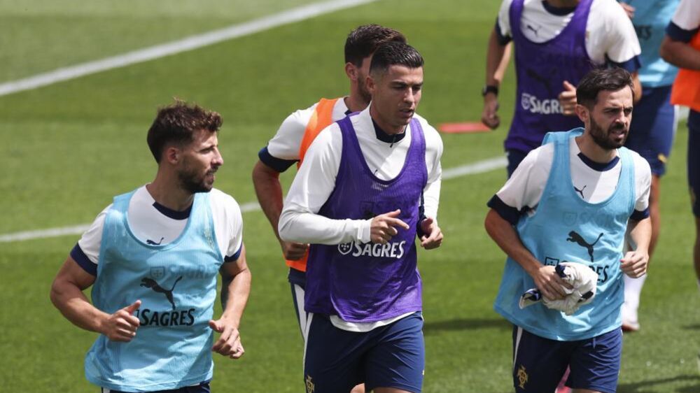 Cristiano Ronaldo e outros jogadores treinam na Cidade do Futebol para o apuramento