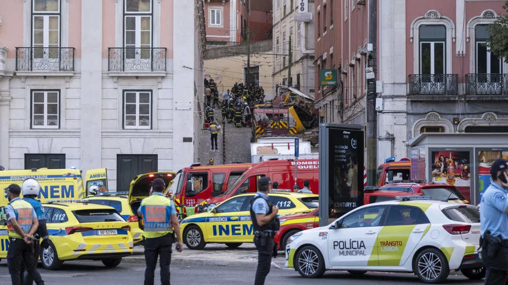 Equipas de emergência e médicos no local do acidente do Elevador da Glória, em Lisboa