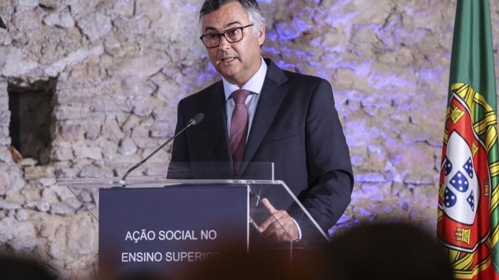 Ministro da educação e reitor do Porto chamados ao parlamento sobre acesso a medicina