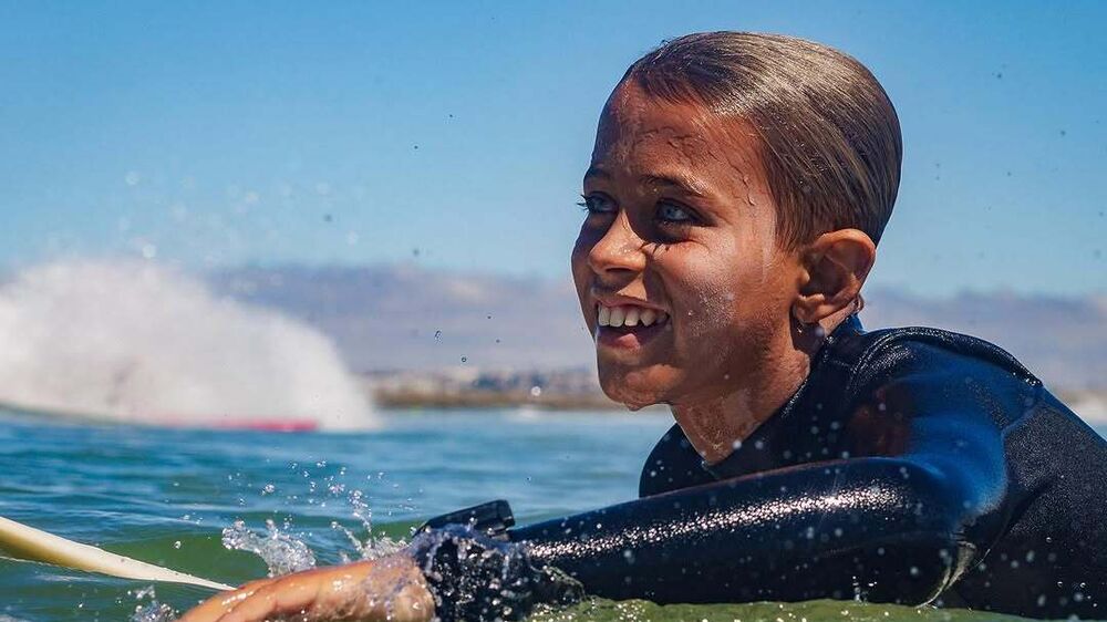 Jovem surfista Zion Brocchi faleceu aos 12 anos após luta contra tumor cerebral