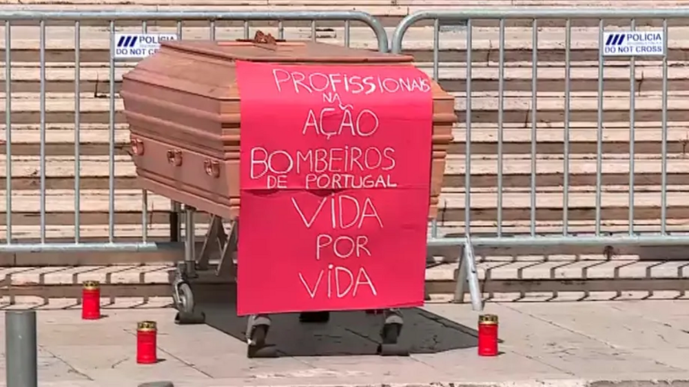 Grupo de bombeiros reúne-se em vigília até segunda-feira em frente ao parlamento