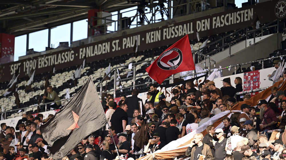 Adeptos do St. Pauli manifestam-se contra o fascismo no futebol