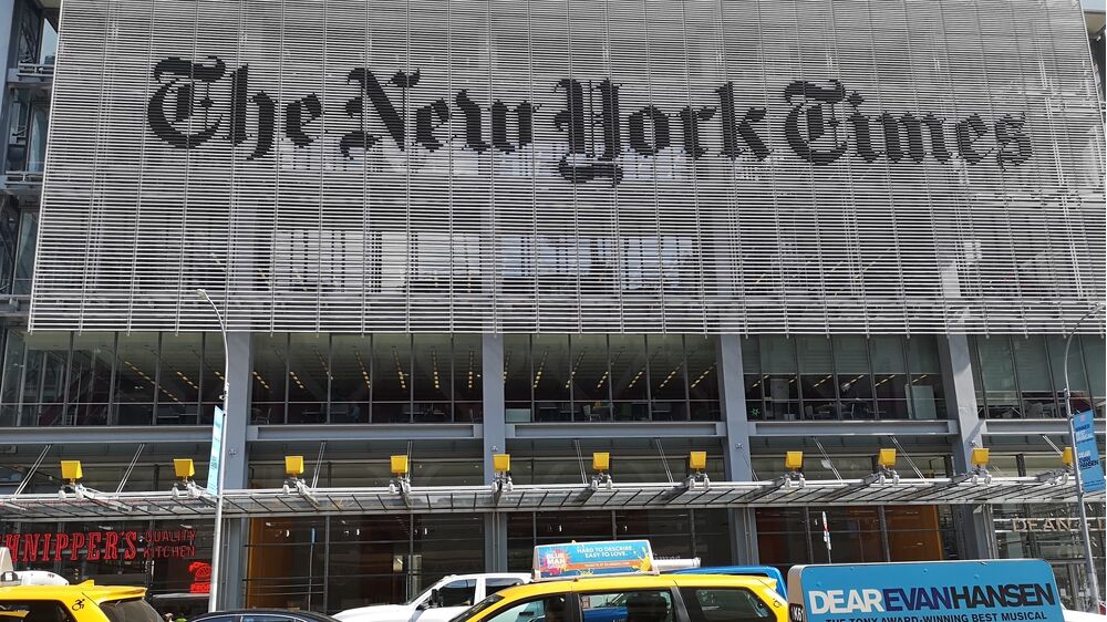 Táxis em frente à sede do The New York Times.