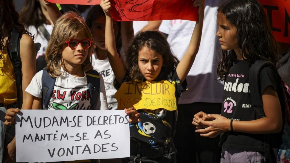 Familias com filhos com deficiência acusam Ministério da Educação de 'não fazer nada'